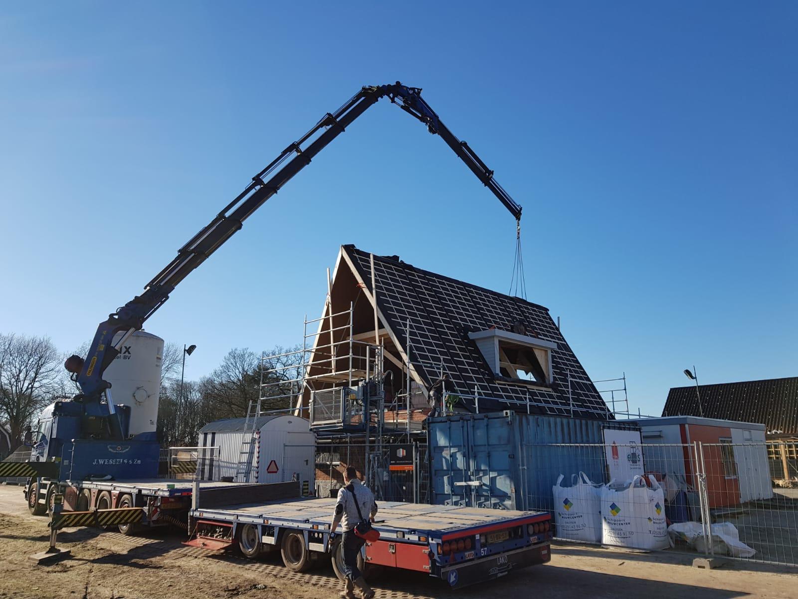 Prefab dakelement wordt op zijn plaats gehesen